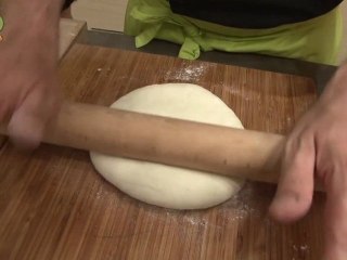 Etaler une pâte à pizza - 750 Grammes