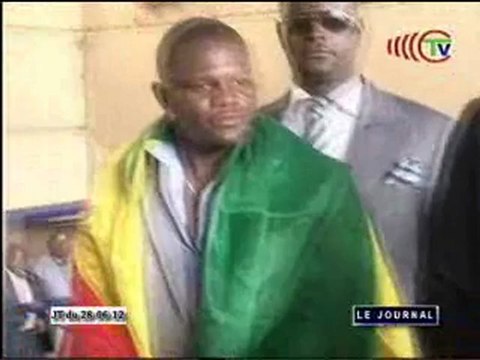 Présentation au public du champion du monde de boxe catégorie lourd-léger