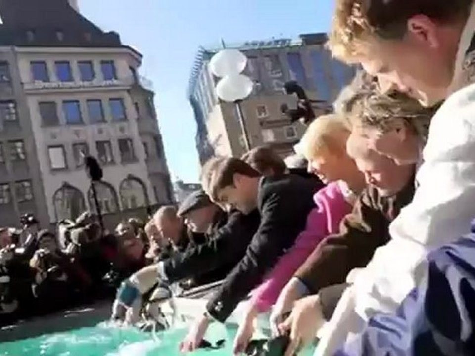 Aschermittwoch 2012: Geldbeutel waschen im Fischbrunnen München