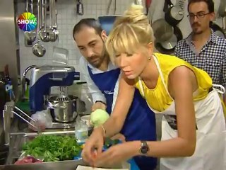 Gizem Özdilli'den özel soslu levrek buğulama tarifi