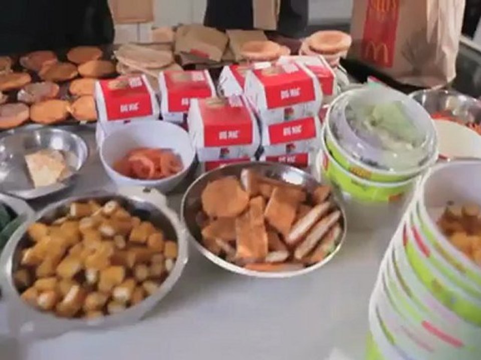 Mcdonald's - das experiment: pop-up-restaurant „3/5 -- de/construction of food".