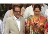 Dharmendra Finally Spotted At Daughter Esha Deol's Wedding - Bollywood Gossip