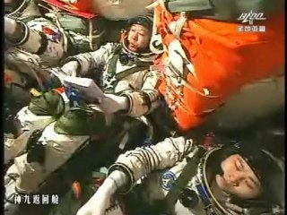 Chinese astronauts return to Earth