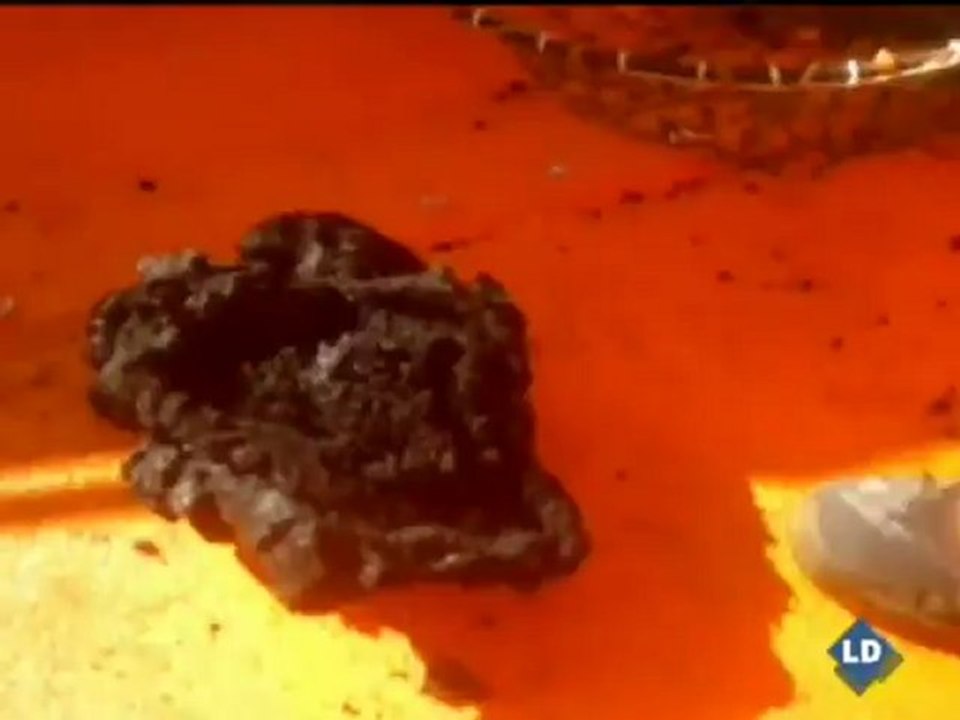 Piedras gigantes ardiendo flotando sobre el mar cerca de El Hierro