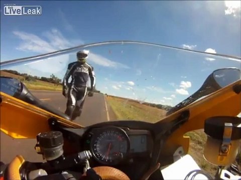 Сюрприз для байкера на скорости 250 км/ч