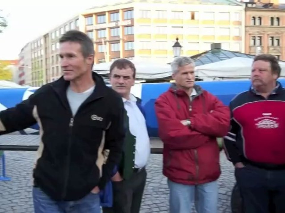 Viktualienmarkt Maibaum 2012 - am Morgen der Aufstellung