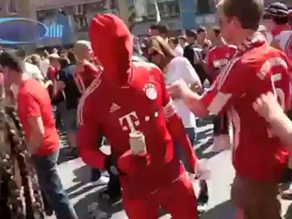 FCB Fans @ Marienplatz am Nachmittag vor dem Champions League Finale 2012