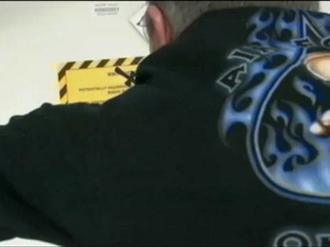 [ISS] Mike Fossum Sets Up Earth Camera Experiment