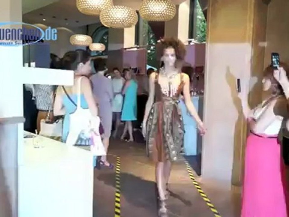 Noh Nee Dirndl à l'Africaine Modenschau @ Le Q, Promenadeplatz München