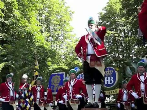 Brauertag 2012 - Einzug der Brauer und Tanz der Schäffler auf dem Viktualienmarkt