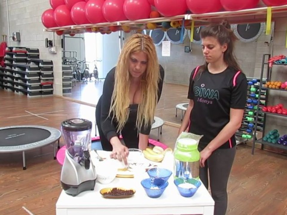 Monya fitness dolce con banana latte di cocco cacao amaro farina di cocco farina di mandorle.