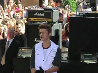 Justin Bieber chante la sérénade à ses fans