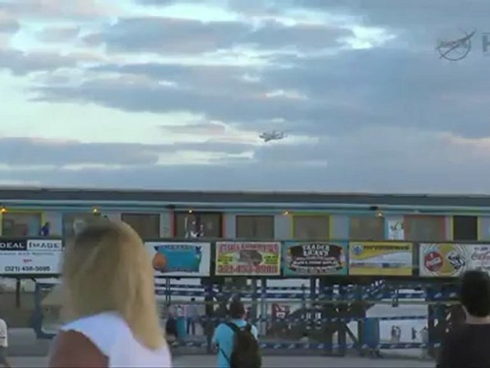 Shuttle Discovery Departs KSC As She Flys By Several Times