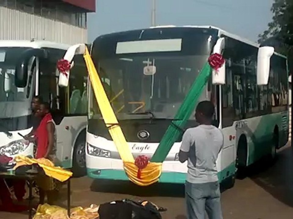 Arrivée des Bus Chamotor Titans et préparation des bus pour la cérémonie
