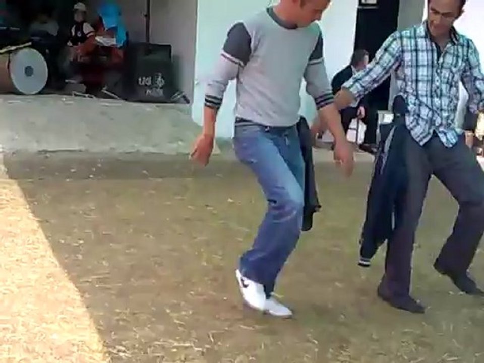 gençlerimiz döktürmüş:mıcırlar köyü(dursunbey)