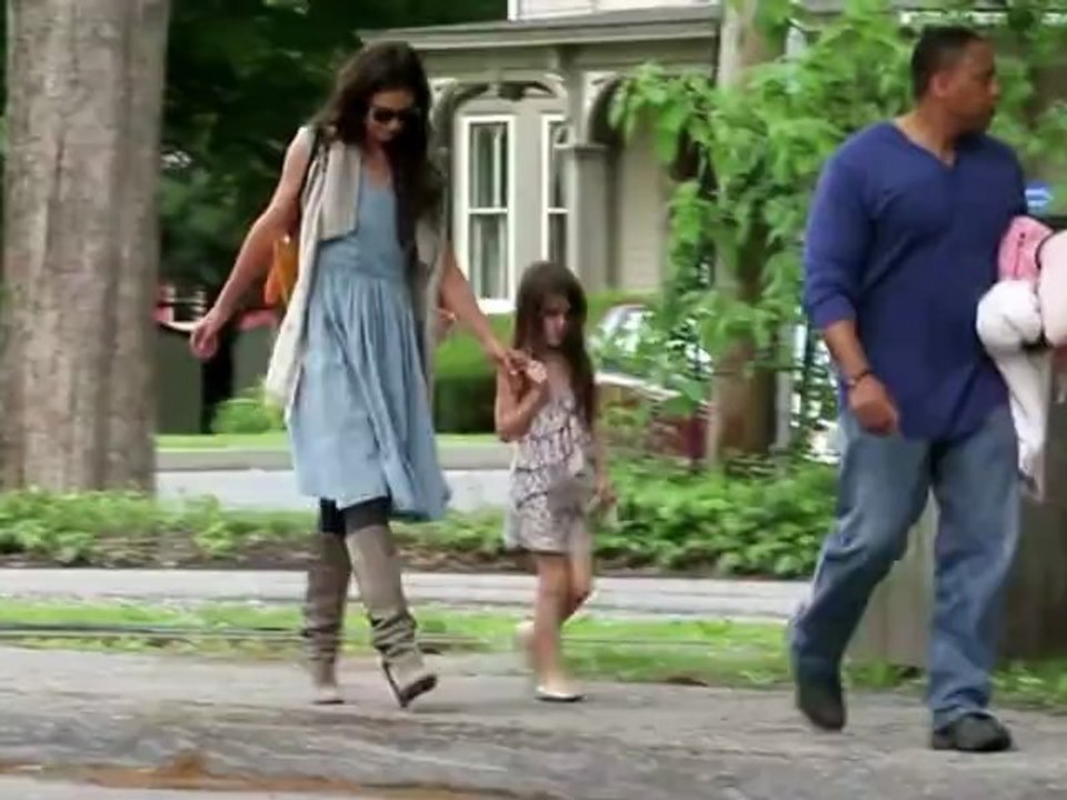 Katie Holmes Divorcing Tom Cruise