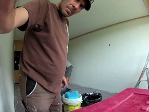 Pose faux plafond tendu avec un fendu