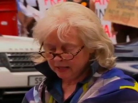 Assange Defies British Authorities, Remains in Ecuadorian Embassy