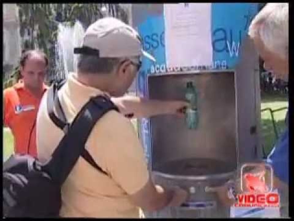 Napoli - L'acqua pubblica del Comune (live 29.06.12)