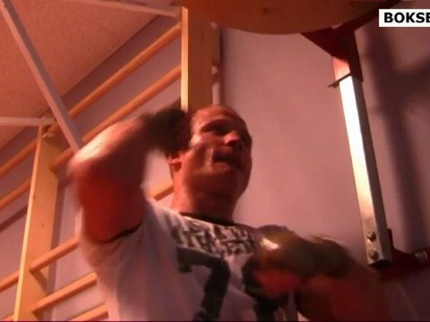 Paweł Głażewski trenuje przed walką z Royem Jonesem Jr: piłka refleksówka, gruszka bokserska, piłka lekarska