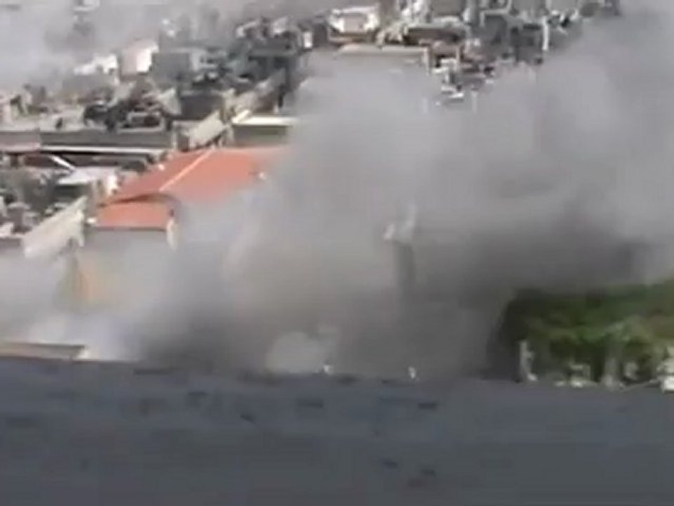 Syria فري برس حمص القديمة الحميدية قصف عنيف بالصواريخ على المنازل وسقوط صاروخ بجانب المصور 29 6 2012 Homs