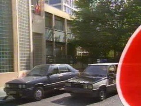 Les Inconnus - Les Flics