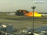 Dos muertos al estrellarse un avión de FedEx en el aeropuerto de Tokio