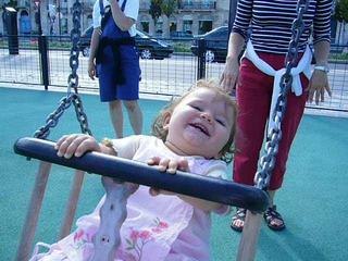 Raffaella fait de la balançoire