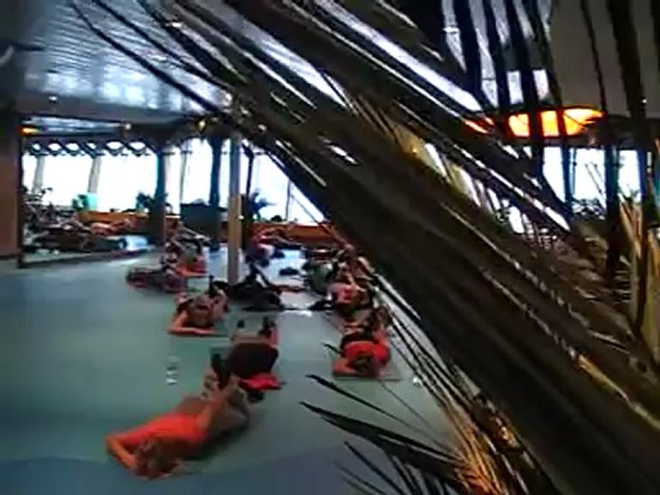 AIDAblu Hamburg Fitnessbereich  Hafen AIDA kreuzfahrten AIDAblue Film Video Clubschiff