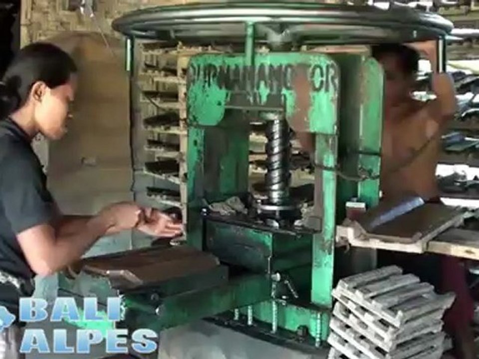 Fabrication de tuiles à Bali