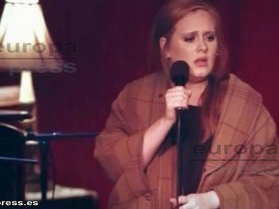 Adele está embarazada de su primer hijo