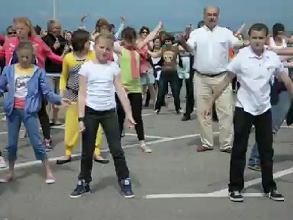 Danse géante avec les élus calaisiens
