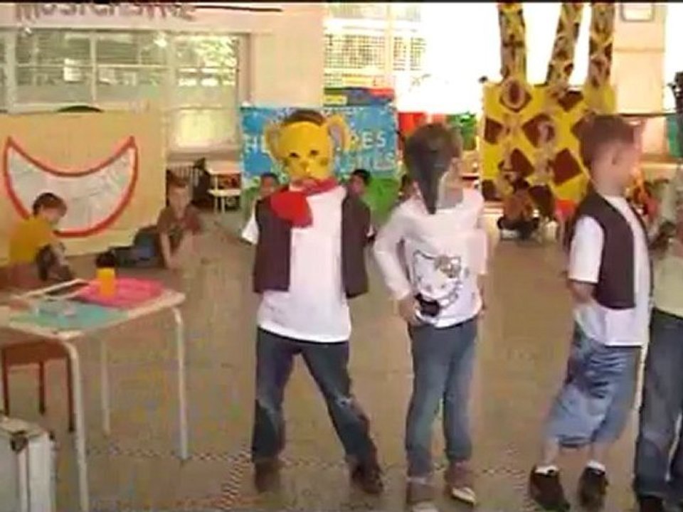 02-Sophie la vache musicienne : Salut des artistes