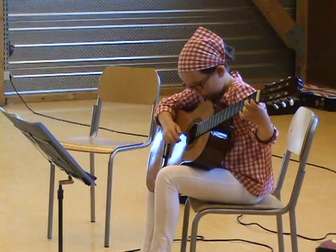 M2U01031 Marche marche mon petit chaton . Guitare . Audition des élèves des Ateliers Musicaux de Scy Chazelles en mai 2012