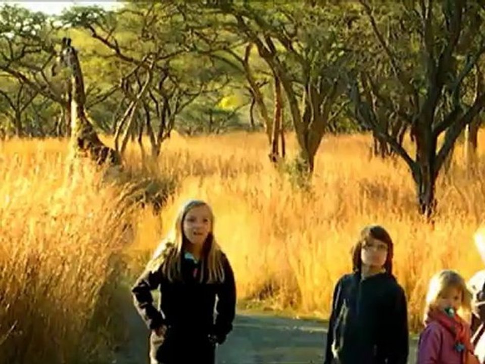 Les enfants et la girafe au Weenen Game Reserve en Afrique du Sud