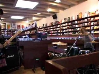 Blood Red Shoes - Doesn't Matter Much (Live Concerto instore Amsterdam)