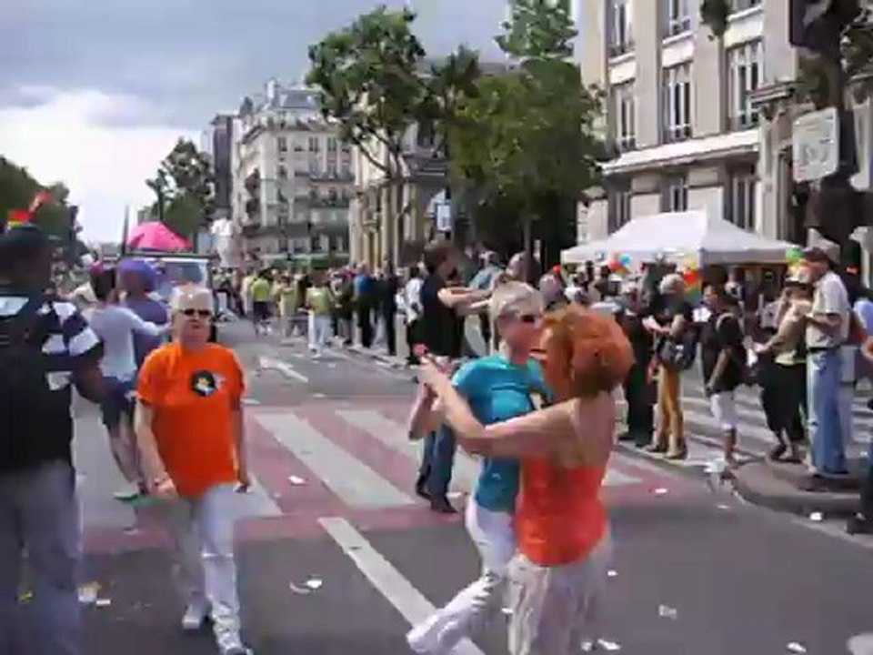 GAY PRIDE 2012 La valse des homos