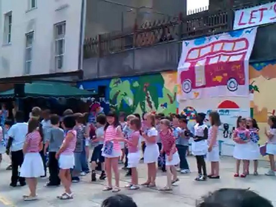 Eléa danse à la fete de l'ecole