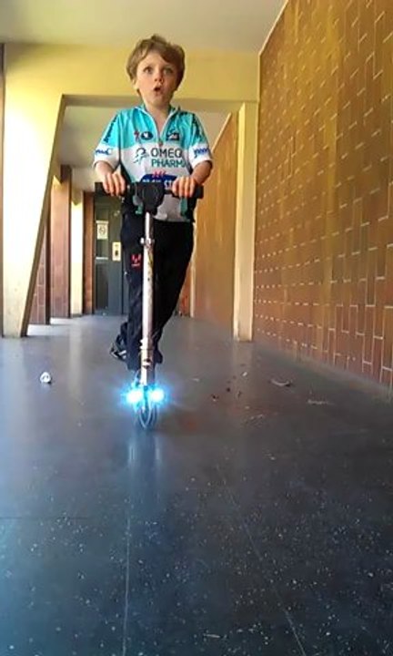 La trottinette d'anniversaire de Mainmain