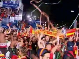 Los españoles celebran la victoria de 'La Roja'