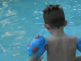 Clement nage et saute dans la piscine en Floride