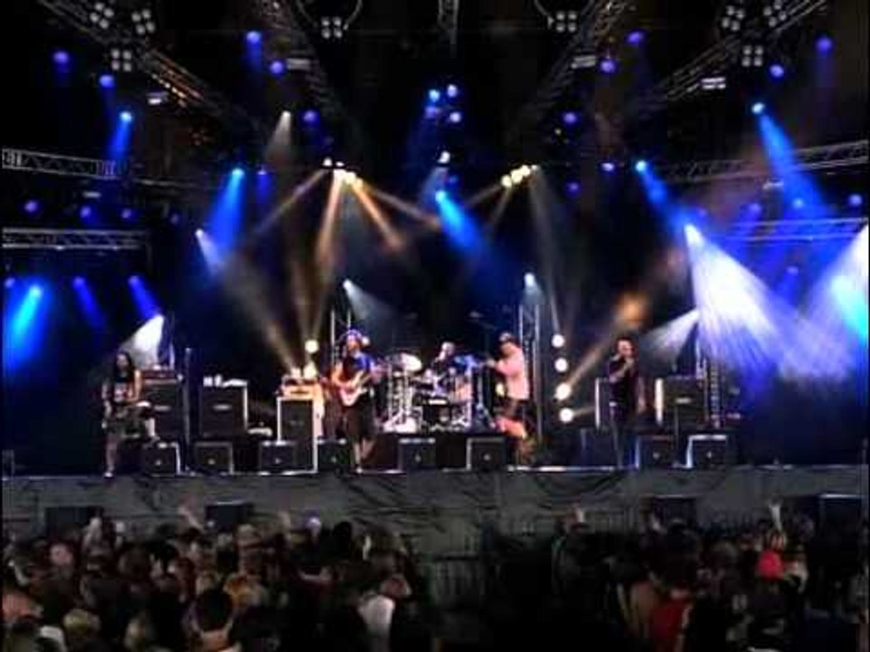 Killswitch Engage about being a mosh pit band at the Lowlands Festival (with live footage)