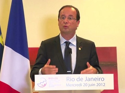 Pour François Hollande, la dissuasion nucléaire est un élément qui contribue à la paix