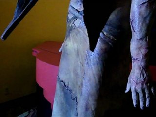 Red Pyramid Suit - Featurette Red Pyramid Suit (Anglais)