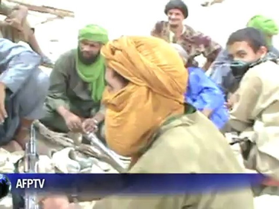 Mali: des islamistes détruisent des mausolées à Tombouctou (Exclusif AFPTV)