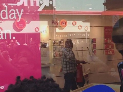 Manchester : un homme fou bousille un T-Mobile Store