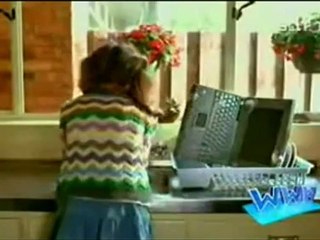 Küçük Kız Bilgisayarı Bulaşık Sanıp Yıkadı