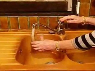 Une cliente teste le CLICO, filtre purificateur sous évier de chez POLAR FRANCE