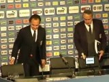 Gli applausi della sala stampa a Prandelli