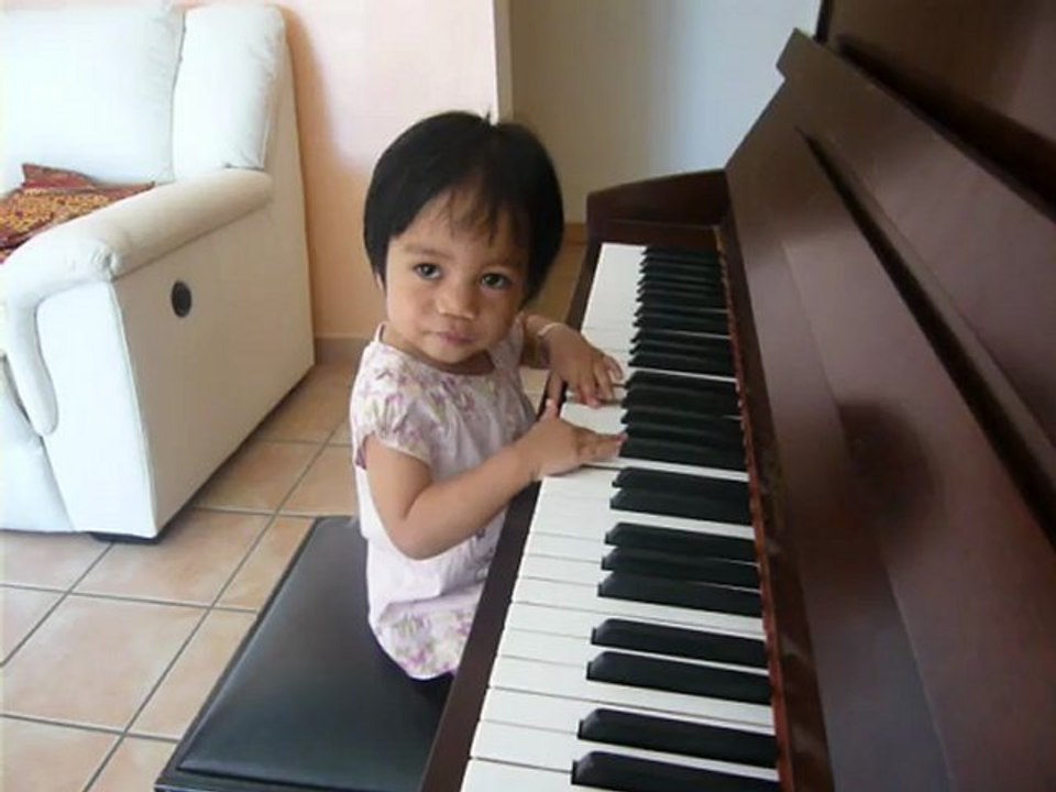 Célia 16 mois 1/2  artiste en herbe